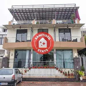 Capital O 11716 Everest Hotel